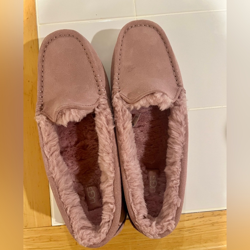 Barely worn UGG Women's Mauve Suede Slippers